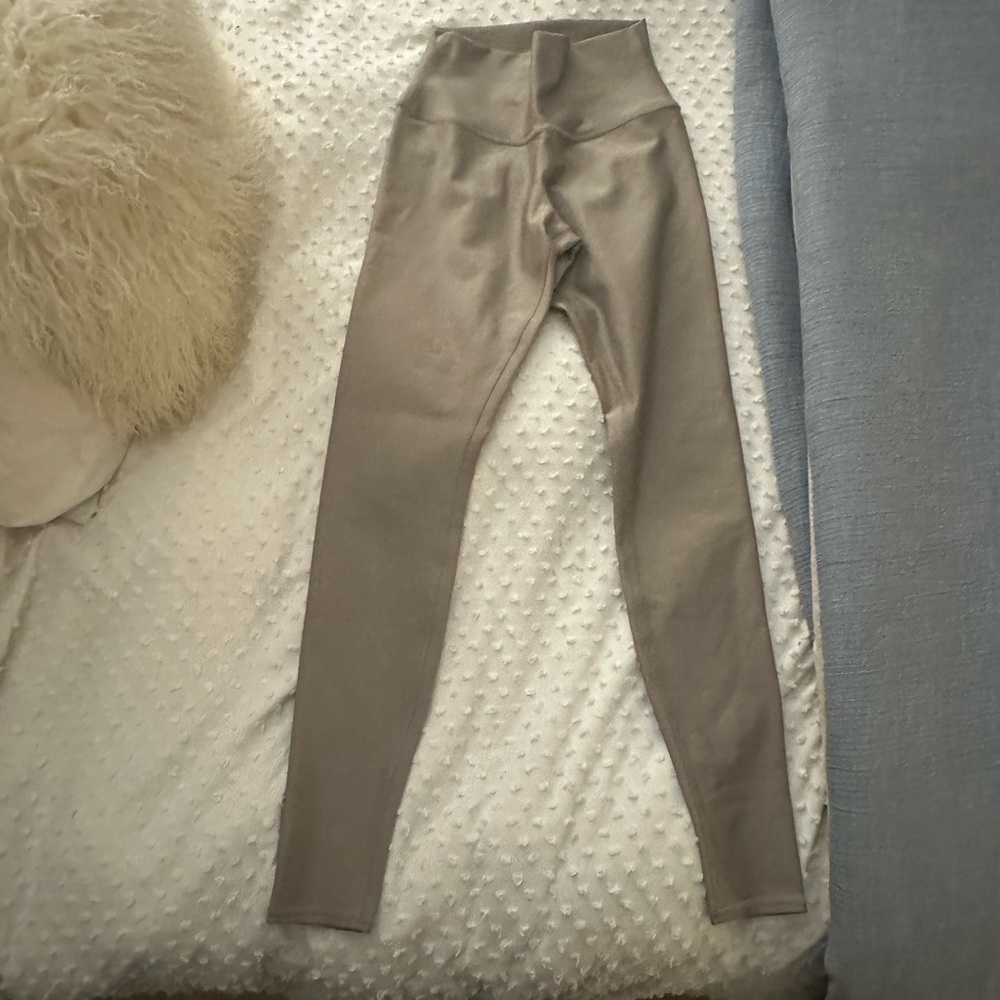 Alo airlift leggings in the color gravel